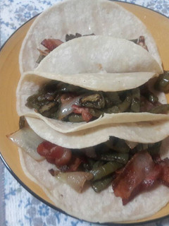 Una foto de Tacos de tocino y nopal