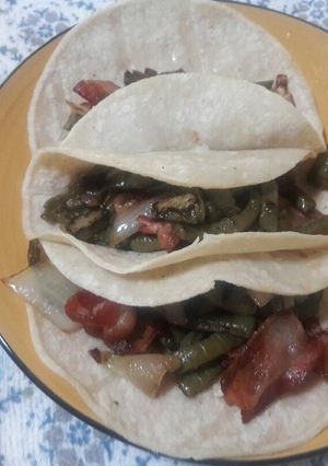 Una foto de Tacos de tocino y nopal