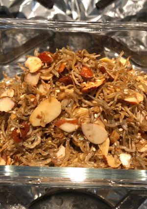 Hình của món Cá khô ram với hạt almond- Công thức maangchi.