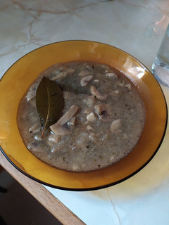Una foto de Sopa de champiñones y cebolla