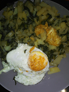 Una foto de Acelgas con patatas y huevos fritos