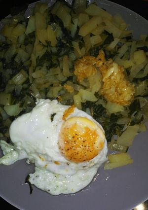 Una foto de Acelgas con patatas y huevos fritos