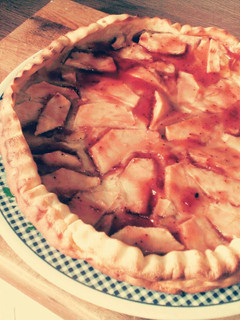 Una foto de Tarta de manzana y fresas, rápida🍰