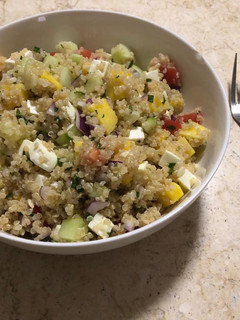 Una foto de Ensalada de Quinoa, Mango y Menta