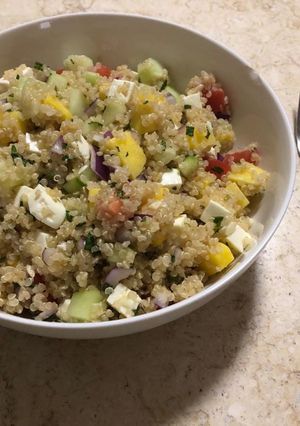 Una foto de Ensalada de Quinoa, Mango y Menta