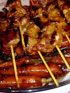 Una foto de Pinchos morunos de lomo cerdo con zanahorias y cebollas caramelizadas