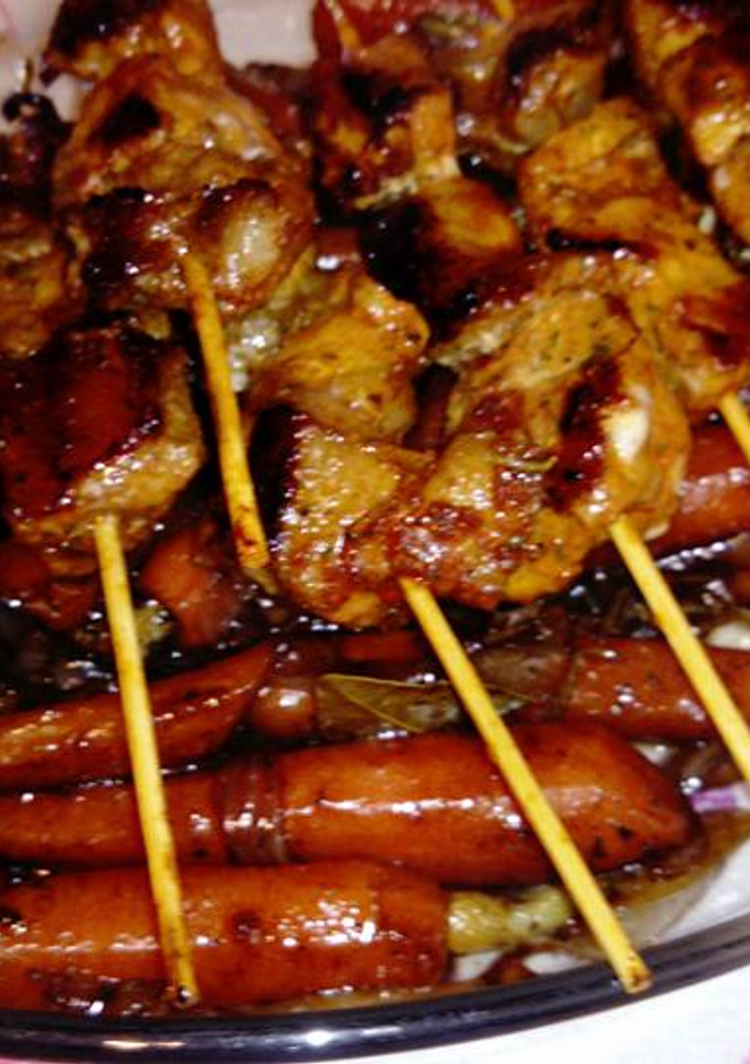 Una foto de Pinchos morunos de lomo cerdo con zanahorias y cebollas caramelizadas