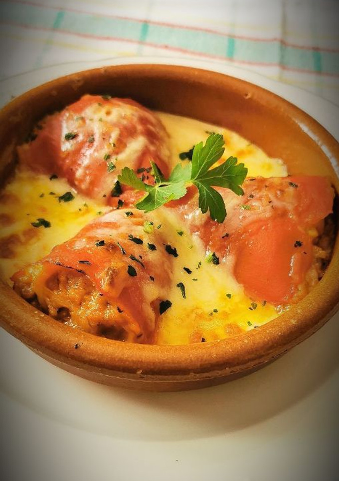 Una foto de Piquillos rellenos de Carne con bechamel y queso gratinado