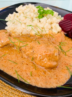 Tejfölös, paprikás csirkecomb recept fotója