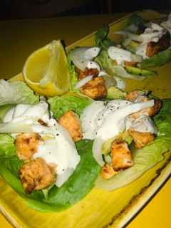 Una foto de Tacos de lechuga con salmón marinado