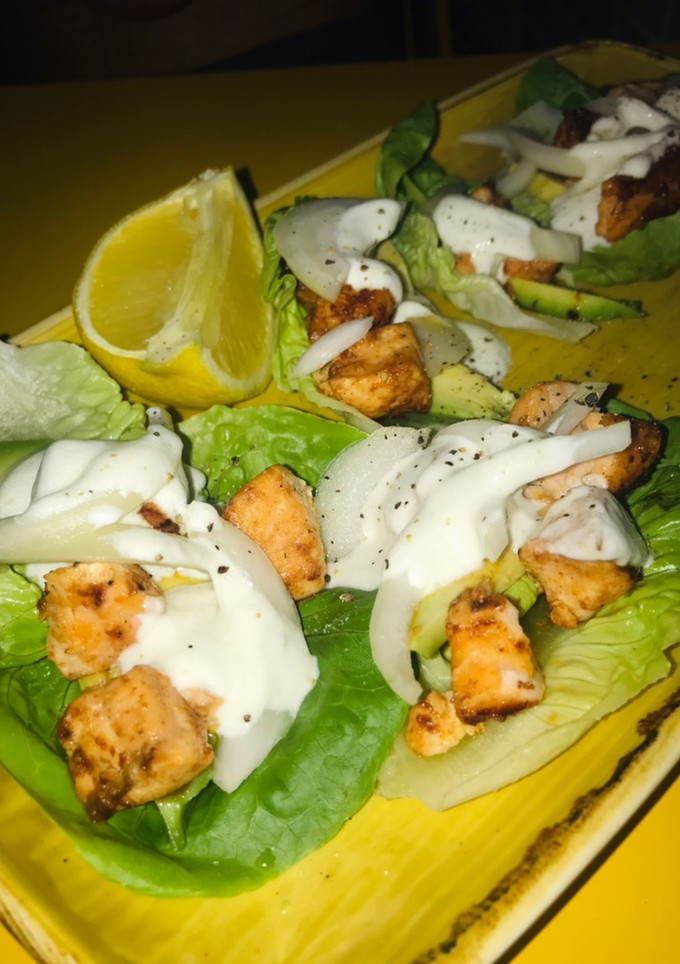 Una foto de Tacos de lechuga con salmón marinado
