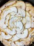 Frolla con crema pasticcera e nocciole ricoperta di mele caramellate