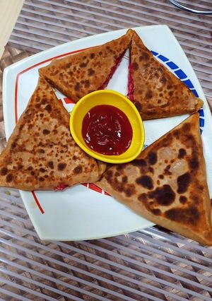 પીઝા પરાઠા (Pizza Paratha Recipe In Gujarati) રેસીપી મુખ્ય ફોટો