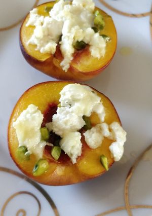 Une photo de Pêche rotie au miel, pistaches et fromage de chèvre
