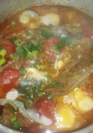 Una foto de Hígado encebollado con huevo, verdeo y rodajas de tomate