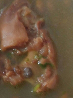 Una foto de Patas de Cerdo con Frijoles