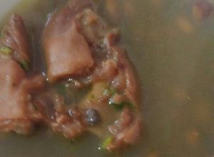 Una foto de Patas de Cerdo con Frijoles
