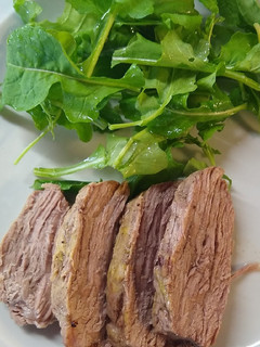 Una foto de Colita de cuadril al horno con ensalada de rúcula