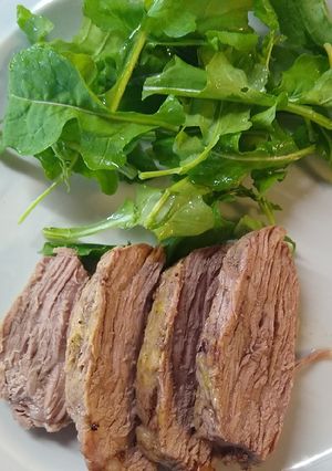 Una foto de Colita de cuadril al horno con ensalada de rúcula