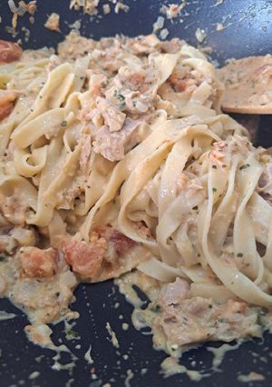 Une photo de Pâte au pesto rouge et thon