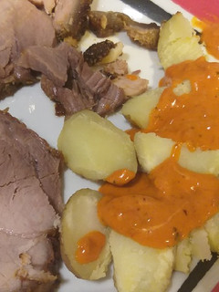 Foto principal de Pata asada al horno con papas arrugás y mojo rojo