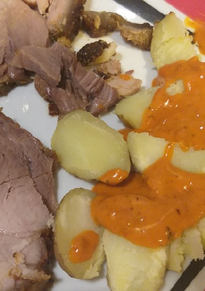Una foto de Pata asada al horno con papas arrugás y mojo rojo