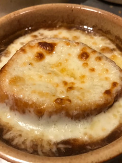 Una foto de French onion soup