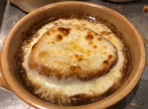 Una foto de French onion soup