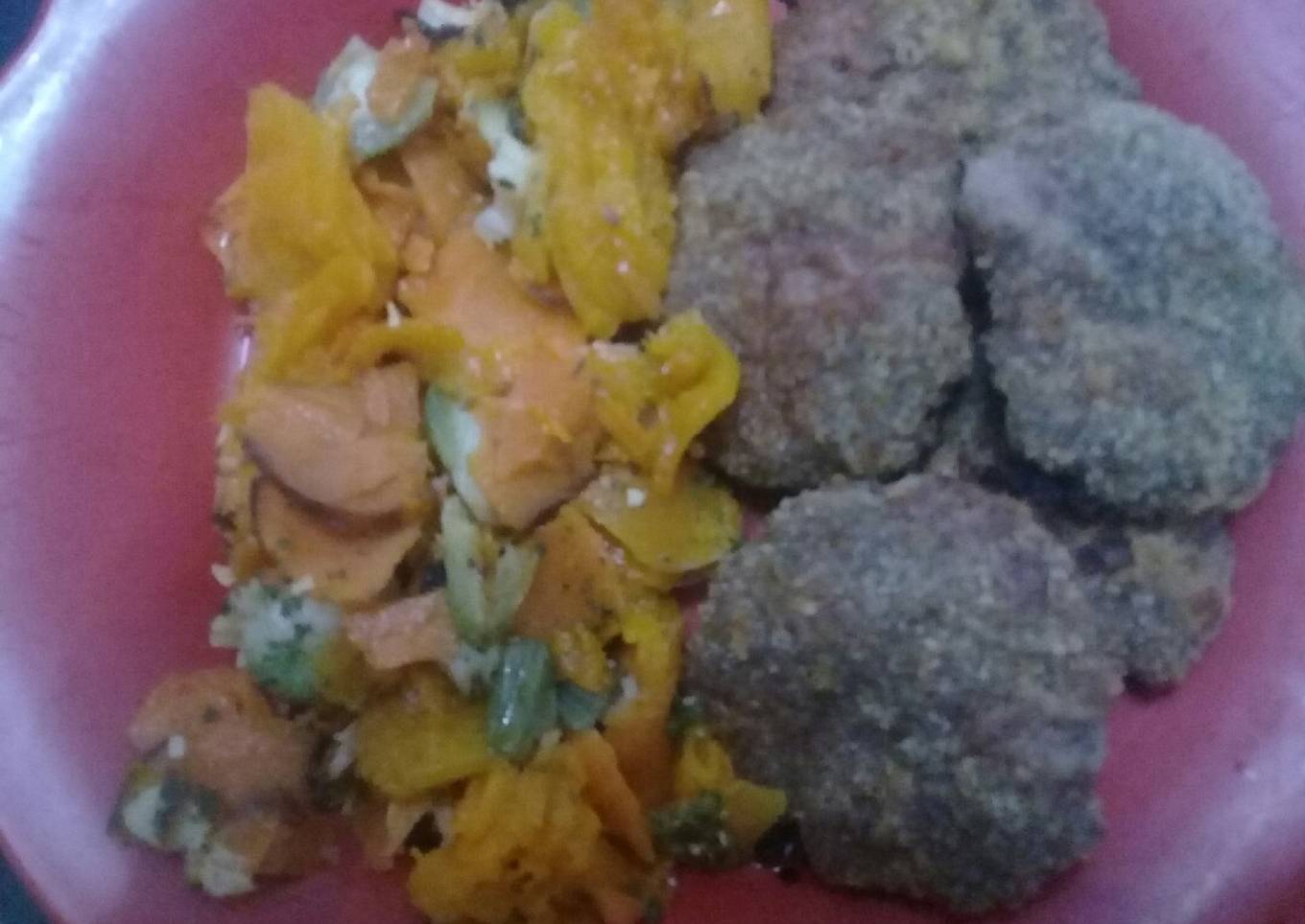 Milanesa de carne molida enpanisada con verduras al horno