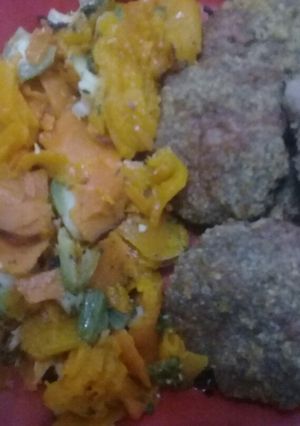 Una foto de Milanesa de carne molida enpanisada con verduras al horno