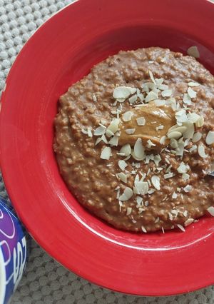 عکسی از دستور اوتمیل کاکائویی با خرما و بادام. صبحانه سالم