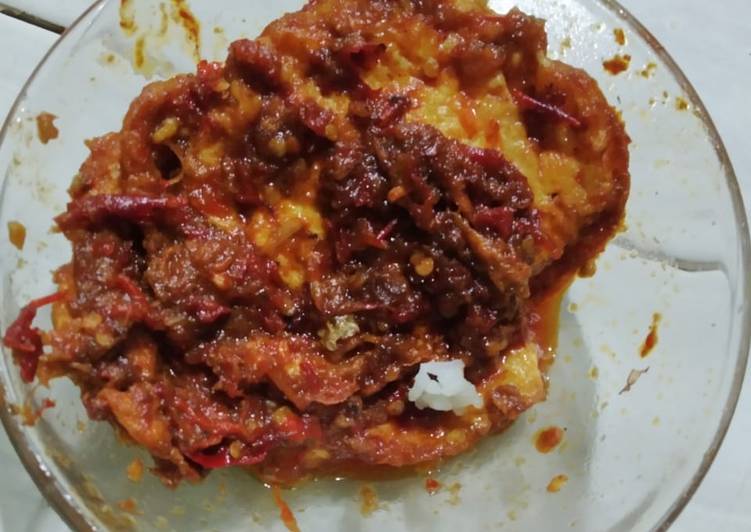 Bagaimana Menyiapkan Telor ceplok balado, Enak Banget