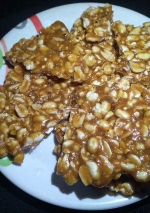 શીંગદાણા ની ચીકી (Singdana Chiki Recipe In Gujarati) રેસીપી મુખ્ય ફોટો