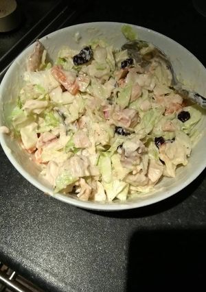 A picture of Creamy chicken salad/slaw.