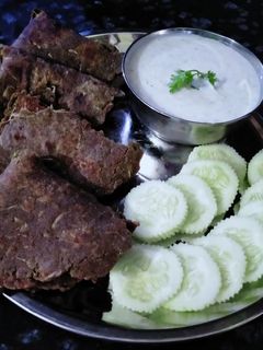 लौकी और कुट्टू के आटे के थेपले खीरे के रायते के साथ (lauki ke theple recipe in hindi) रेसिपी मुख्य फोटो