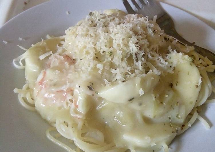 Spaghetti carbonara with meat ball and shrimp