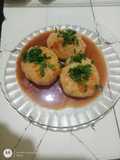 Kartoffelknödel con Dunkelbiersoße (ñoquis de papa con salsa de cerveza negra)