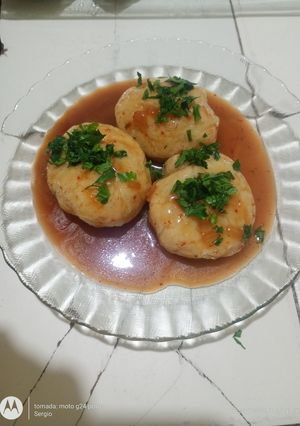 Una foto de Kartoffelknödel con Dunkelbiersoße (ñoquis de papa con salsa de cerveza negra)