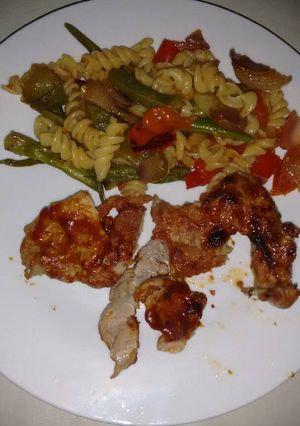Una foto de Solomillo barbacoa, fideos y verduras al wok