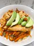 Pechuga de pollo salteada con vegetales al wok con base de puré de papa asado con arvejas