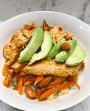 Pechuga de pollo salteada con vegetales al wok con base de puré de papa asado con arvejas