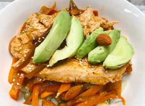 Una foto de Pechuga de pollo salteada con vegetales al wok con base de puré de papa asado con arvejas
