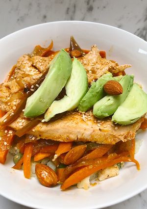 Una foto de Pechuga de pollo salteada con vegetales al wok con base de puré de papa asado con arvejas