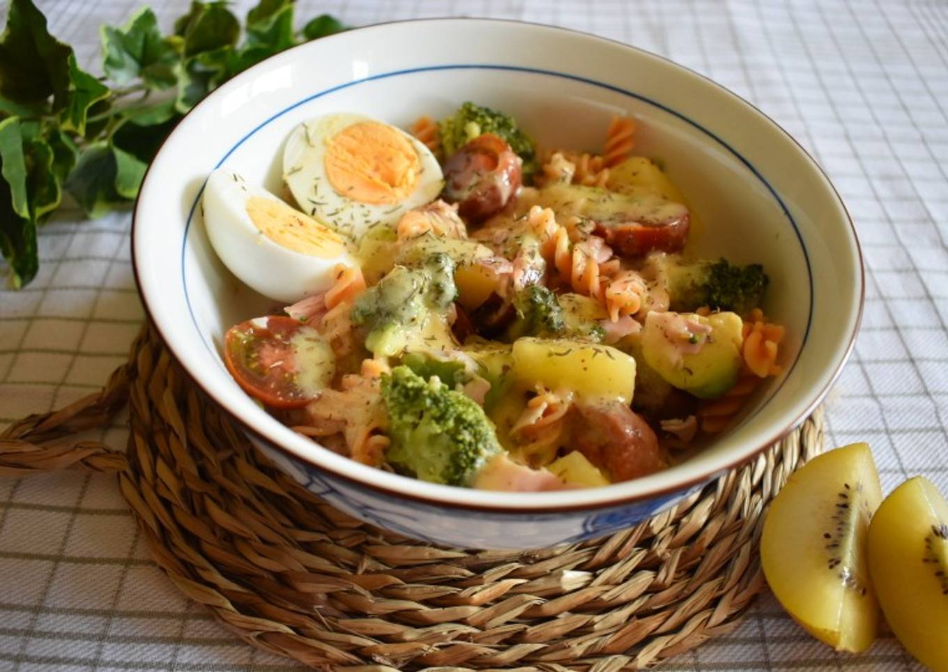 Ensalada de brócoli y pasta de lenteja con vinagreta de kiwi