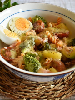Una foto de Ensalada de brócoli y pasta de lenteja con vinagreta de kiwi