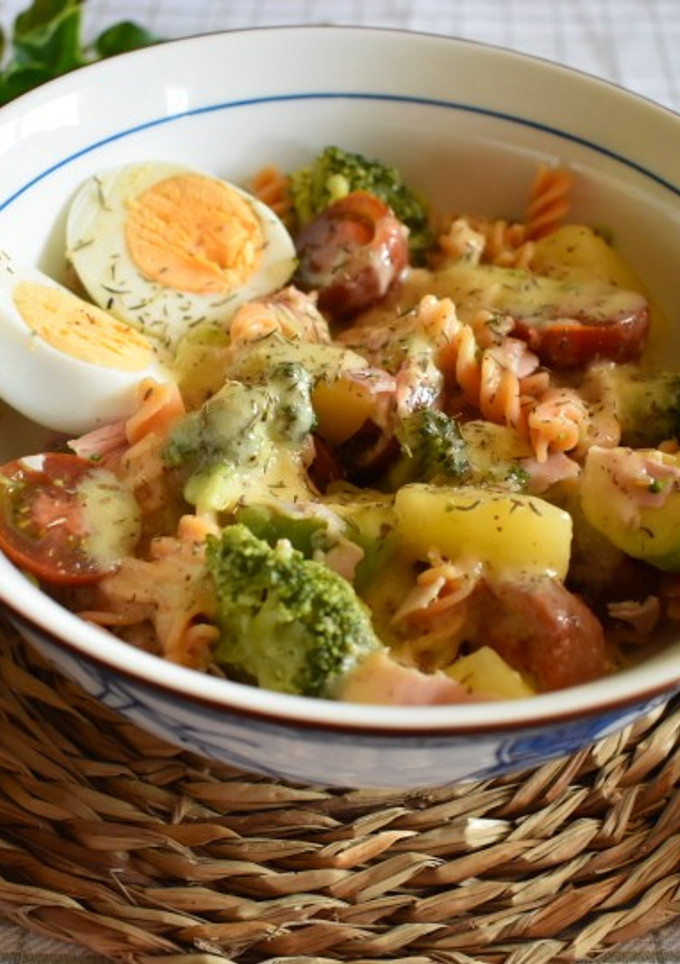 Una foto de Ensalada de brócoli y pasta de lenteja con vinagreta de kiwi
