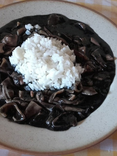 Una foto de Chipirones en tinta, y arroz blanco