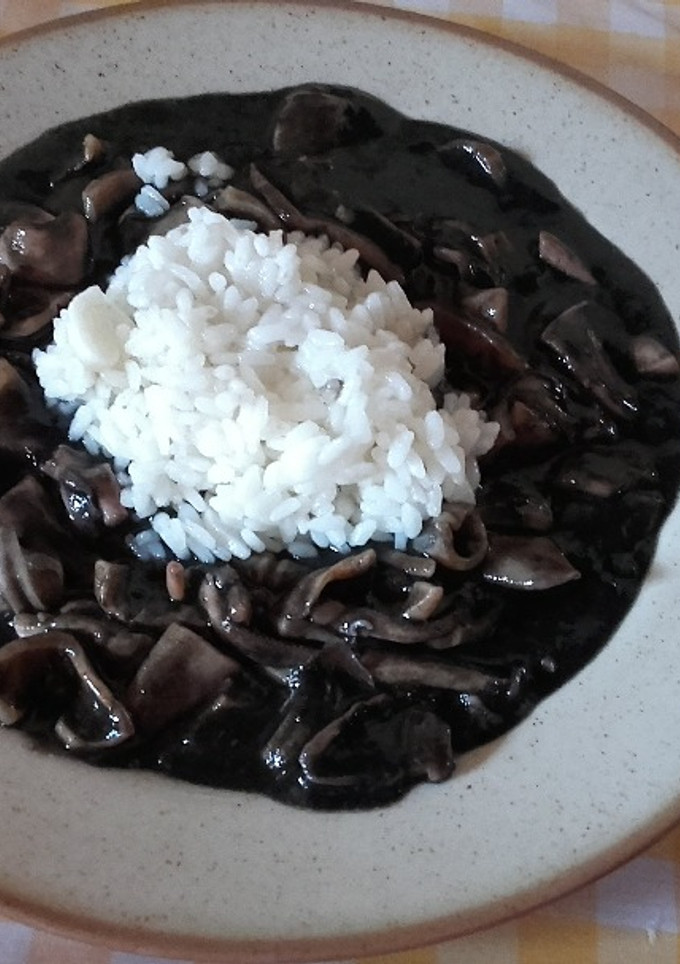 Una foto de Chipirones en tinta, y arroz blanco