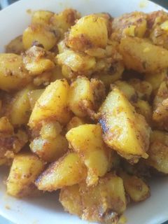 खट्टे आलू का भुजिया(khatte aloo ki bhujiya recipe in hindi) रेसिपी मुख्य फोटो