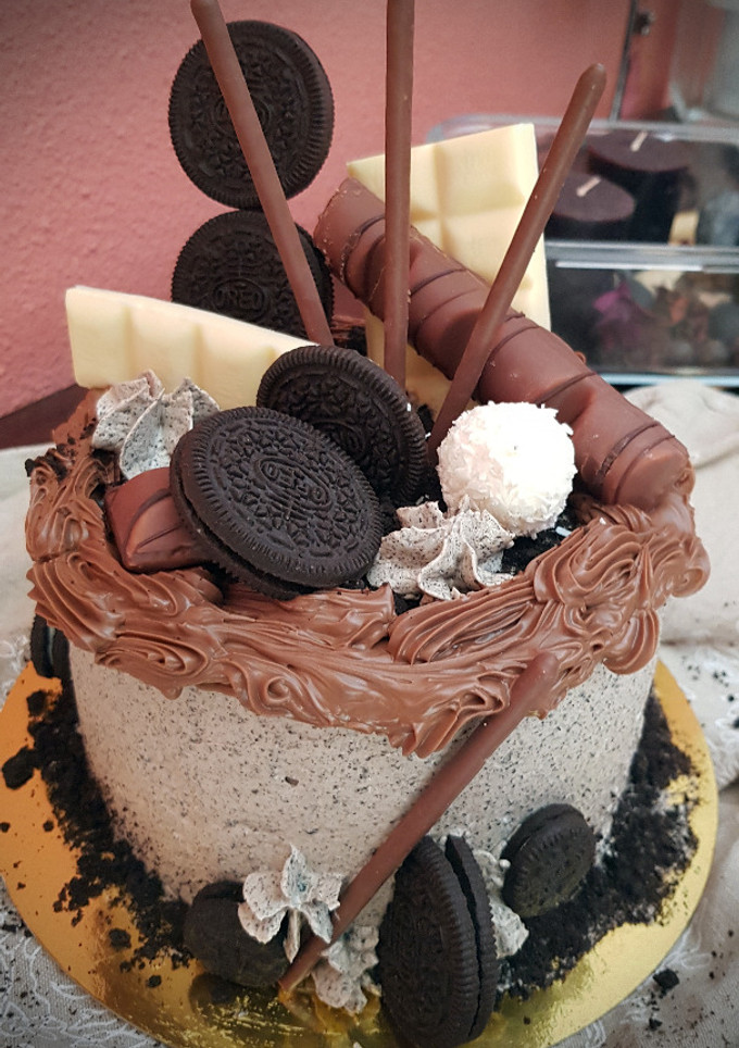 Una foto de Drip Cake de Chocolate, Café y Oreo